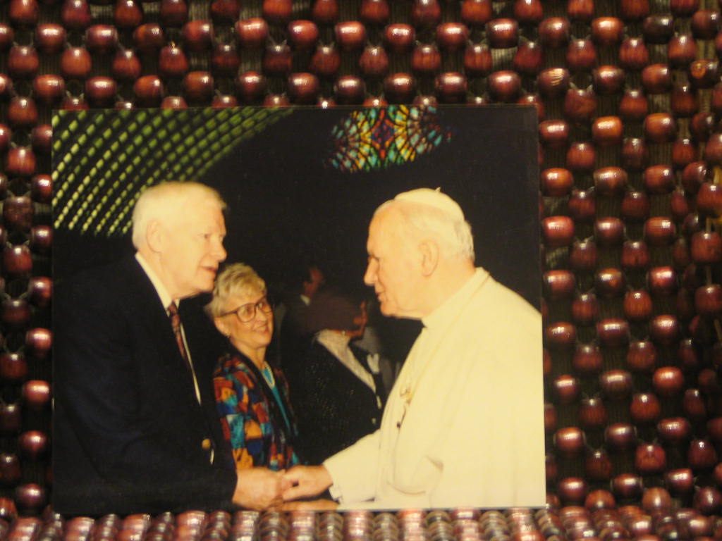 The Pope chats with Bunny & Tony Glover (Glowczewski)